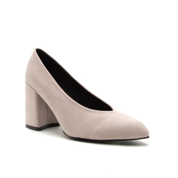 🌷 Women’s Pointy Toe V Cut Chunky Heel Qupid - Picture 2 of 5